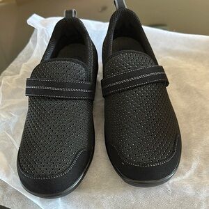 NWT Women’s Black Slip-On Shoes OrthoFeet NWT in box new 8 wide orthopedic